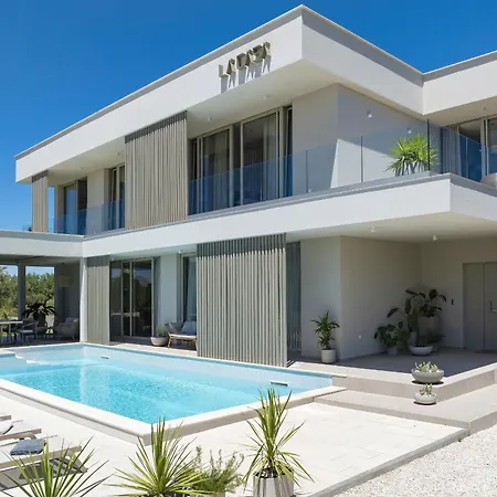 Luxury La Casa With Heated Pool And Sauna Villa *