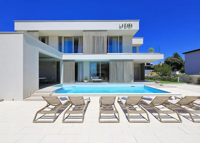 Luxury La Casa With Heated Pool And Sauna Villa *