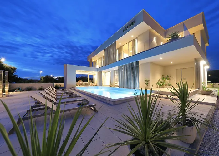 Luxury La Casa With Heated Pool And Sauna Villa *