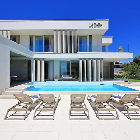 Luxury La Casa With Heated Pool And Sauna Villa *