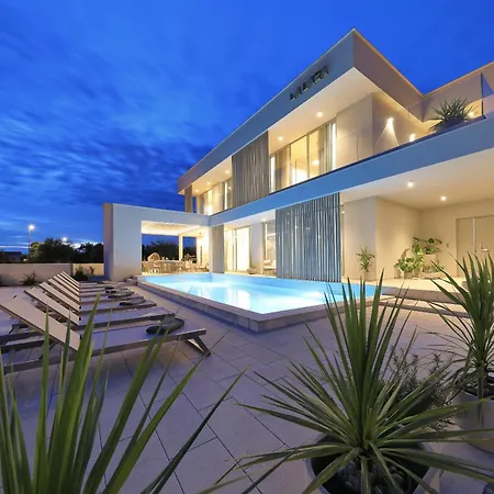 Luxury La Casa With Heated Pool And Sauna Villa *