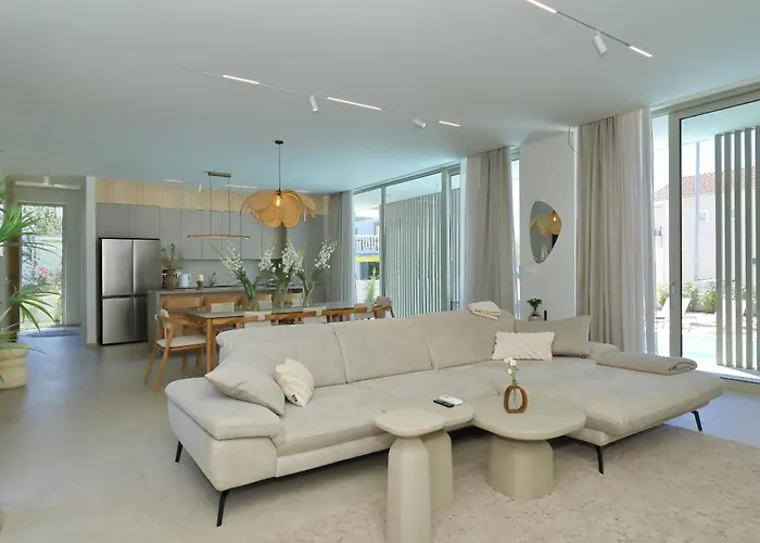 Luxury La Casa With Heated Pool And Sauna ビビニェ